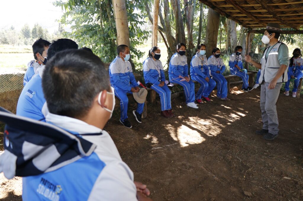 100 adolescentes y jóvenes con discapacidad se certifican en formación técnica empresarial